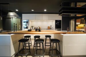 Kuechenstil Moderne Inselkueche Weiss mit Aufsetztresen Holz